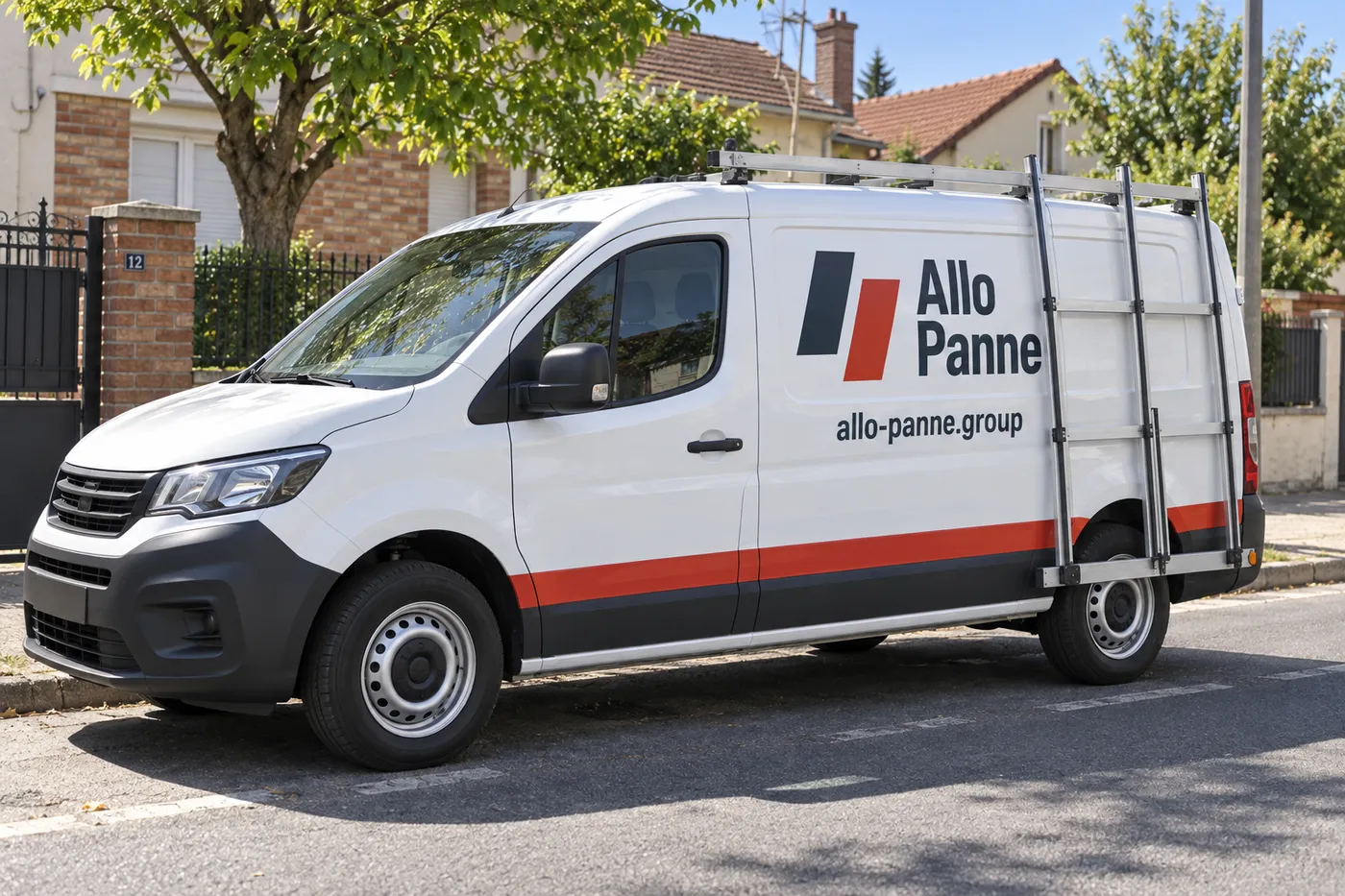 Utilitaire Allo Panne garé dans une rue pavillonnaire de Stains